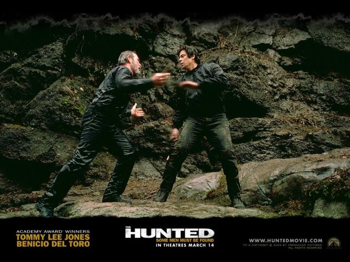 Tommy Lee Jones and Benicio Del Toro in The Hunted (2003)