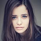 Holly Earl در نقش Florence Lascelles