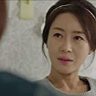 Kim Hee-Jung در نقش Ji Ah's mother
